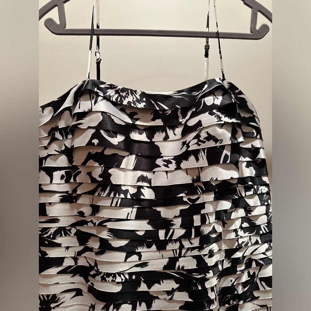 Black/White Dress- size 8 - Picture 4 of 4